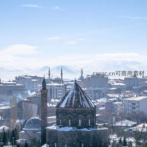 雪覆古城穹顶与远山相映