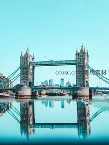 伦敦塔桥倒影如画映碧空
