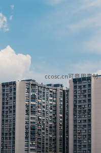 蓝天白云下的密集住宅楼群，城市居住图景
