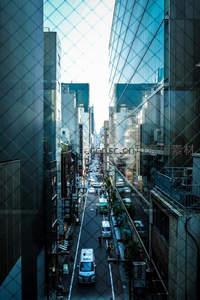 透过菱格窗看东京繁华商业街