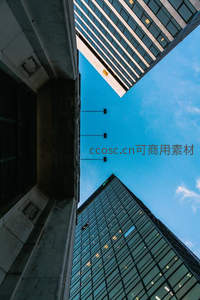 摩天楼间仰望蓝天白云的都市峡谷