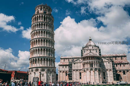 比萨斜塔晴空下的壮丽景象