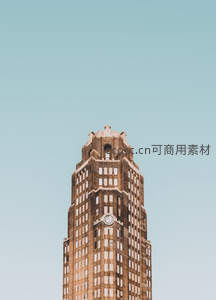 复古钟楼在晴空下的庄严剪影