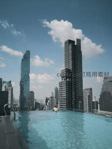 无边泳池俯瞰繁华都市天际线