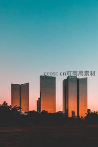 日落时分摩天大楼群的剪影倒影