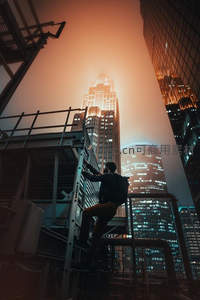 雾夜中攀爬工业平台的都市探险者