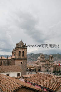 古寺钟楼俯瞰，红瓦屋顶连绵山城