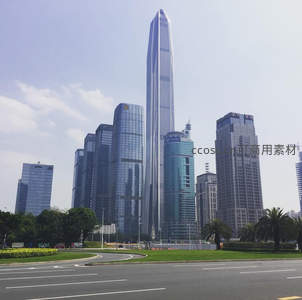 晴空下的摩天群楼，绿意环绕显生机