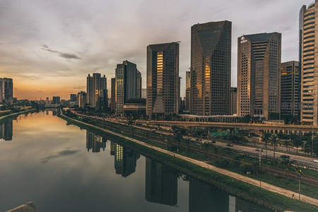 夕阳余晖映照河畔金融区