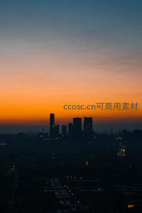 暮色中城市的剪影与霞光