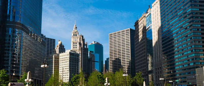 芝加哥河畔古典与现代交融的天际线