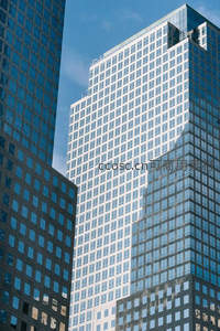 现代摩天大楼玻璃幕墙在阳光下闪耀