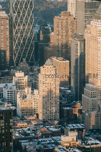 金色夕阳下的都市建筑群