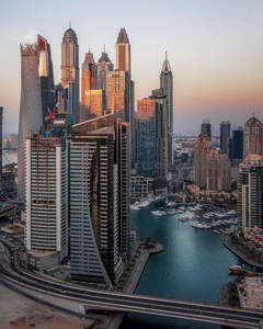 迪拜码头摩天楼群日落时分的壮丽景象