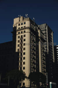 古典建筑在深蓝天空下的光影艺术