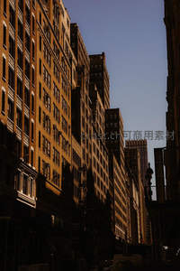 纽约曼哈顿峡谷中的午後暖阳与阴影