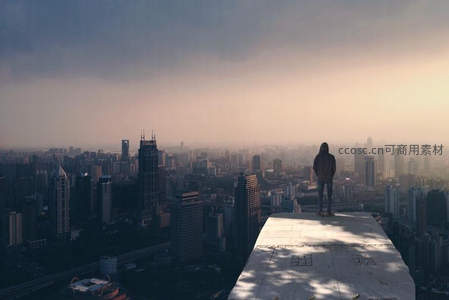 孤影立高楼俯瞰雾霭城市