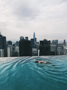 高空泳池俯瞰都市天际线