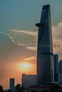 夕阳余晖中的流线型摩天楼