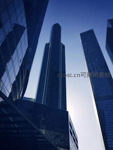 仰望摩天大楼的玻璃幕墙与蓝天