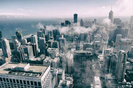 云雾缭绕的城市上空航拍景象