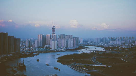 河畔城市黄昏，楼宇倒影水中央