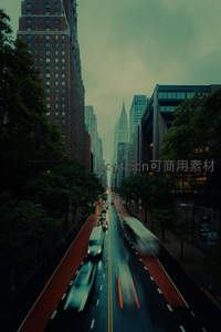 雨后街景车流如织，光影交错成画