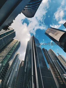 仰望摩天大楼群与蔚蓝天空的震撼视角