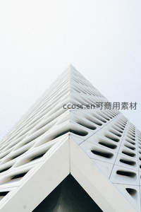 极简主义风格的白色建筑尖顶