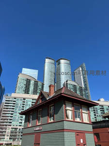 复古小屋与摩天大楼的时空对话