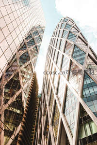 仰望未来感十足的玻璃幕墙建筑