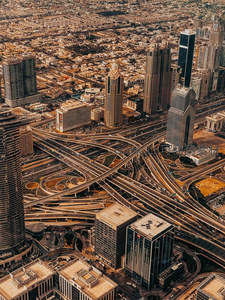 迪拜空中俯瞰，立体交通网交织于摩天楼宇间