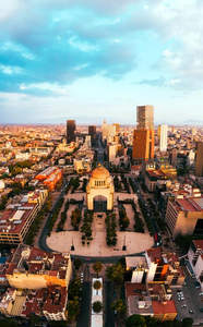 墨西哥城革命纪念碑巍然屹立，环抱城市中央广场