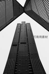 仰拍摩天大楼的几何线条与天空