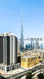 晴空下哈利法塔耸立迪拜城中