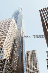 玻璃幕墙摩天楼直指蔚蓝天空