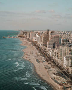 海岸线旁的城市天际线鸟瞰