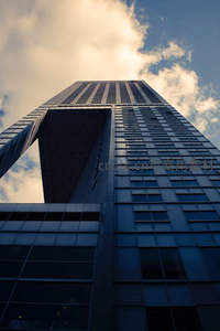 仰拍摩天大楼直指云霄