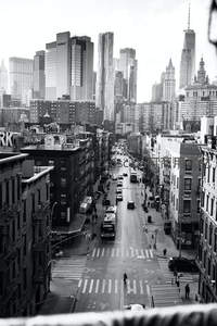 黑白街景中的纽约天际线