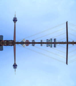 倒影中的杜塞尔多夫电视塔与桥梁