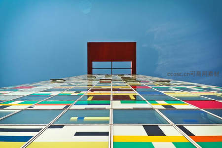 彩色玻璃屋顶与红色门框的现代建筑