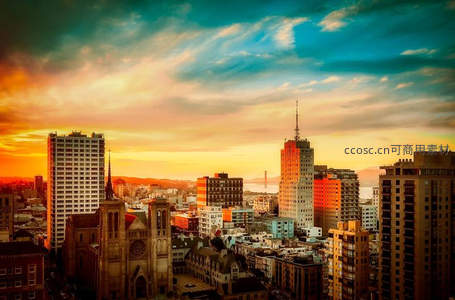 日落时分的城市天际线