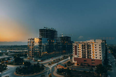 暮色中在建高楼与灯火