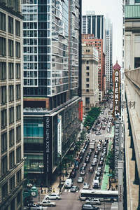 繁忙街道俯瞰视角下的都市脉搏