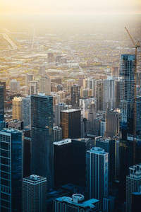 都市天际线在晨曦中熠熠生辉