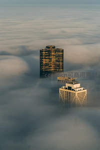 云端楼宇如海上孤帆静谧矗立