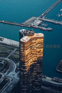 湖畔曲线塔楼沐浴夕阳金辉