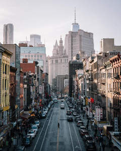 繁华街景中的曼哈顿天际线