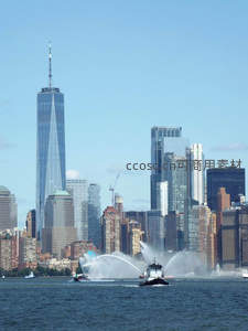 自由塔前消防船喷水庆祝节日庆典
