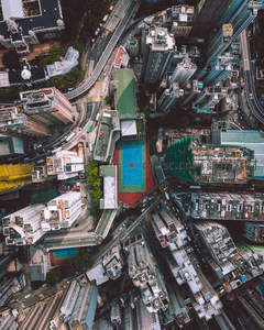 高空俯瞰城市密集建筑与运动场